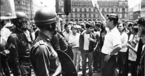 Del pupitre a la barricada: el estudiante conciente